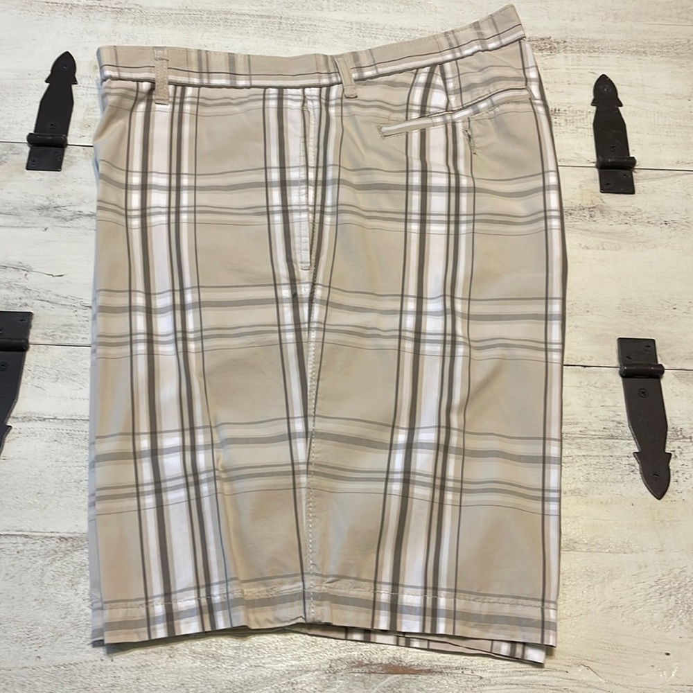SADDLEBRED mens casual shorts, size 38W. Side pockets, rear pockets w. buttons.